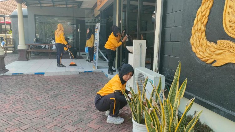 Jelang Hari Jadi Polwan ke-78, Polwan Polresta Sidoarjo Serentak Kerja Bakti Bersihkan Lingkungan Mako
